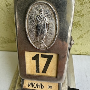 Calendário de mesa dobrável em metal. Vintage URSS. Década de 1970. Bom estado. Funcionando. RARO. Conjunto completo. imagem 6