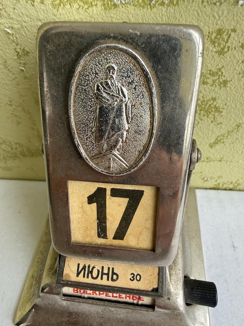 Calendário de mesa dobrável em metal. Vintage URSS. Década de 1970. Bom estado. Funcionando. RARO. Conjunto completo. imagem 6