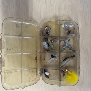 Caja de moscas vintage con moscas vintage variadas