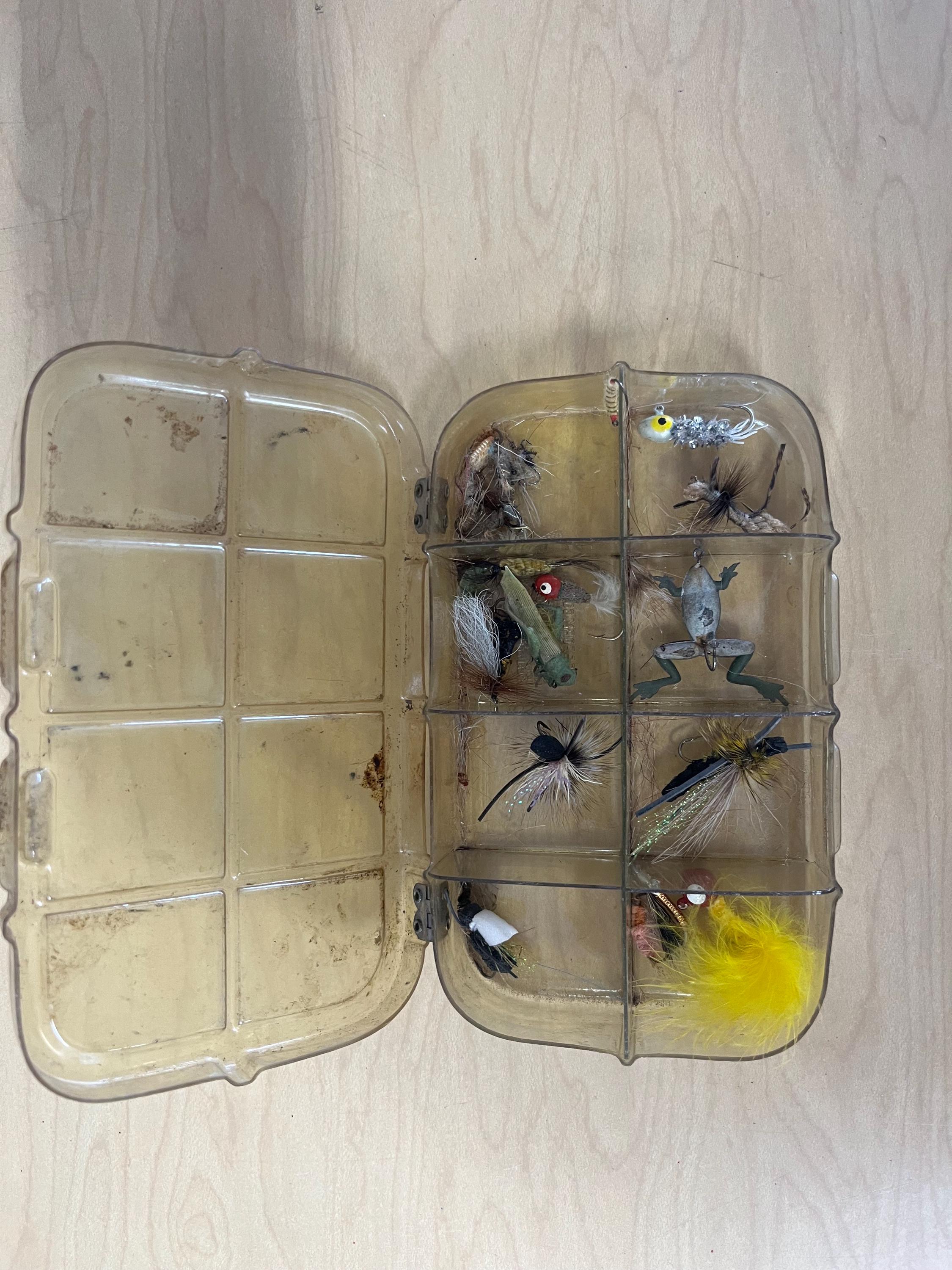 Boîte à Mouches Vintage Avec Plus De 45 Mouches De Pêche à La Mouche