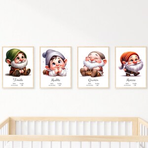 Puede incluir: Cuatro impresiones enmarcadas de enanos de dibujos animados con diferentes nombres y fechas de nacimiento. Cada enano lleva un sombrero de diferente color y tiene una expresión facial diferente. Las impresiones están todas en un marco blanco y están colgadas en una pared blanca.