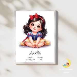 Puede incluir: Una impresión de arte imprimible con una ilustración de dibujos animados de Blancanieves como bebé, con un vestido rojo y azul con una falda amarilla. La impresión incluye el nombre "Amelie", la fecha "02 04 2022" y el texto "Nacimiento" y "Peso: 7,2 lb".