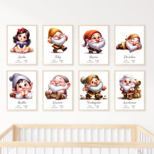 Puede incluir: Conjunto de 8 impresiones de arte de guardería imprimibles con Blancanieves y los Siete Enanitos. Cada impresión presenta un enano diferente con su nombre y fecha de nacimiento. Las impresiones son de estilo de dibujos animados con colores brillantes y detalles caprichosos.