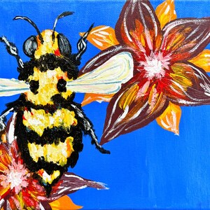 Puede incluir: Una abeja amarilla y negra con flores marrones y naranjas sobre un fondo azul. La abeja tiene un cuerpo peludo y alas grandes. Las flores tienen un centro blanco y están pintadas de forma estilizada.
