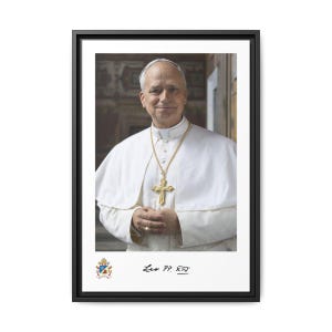 Può includere: Ritratto incorniciato di un uomo in abito religioso bianco, con una collana con croce d'oro. L'immagine include il testo "Leo PP. XIV" e un piccolo emblema. Il ritratto è su uno sfondo sfocato e incorniciato in nero.