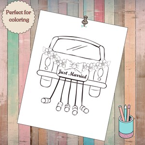Puede incluir: Un dibujo en blanco y negro de un coche decorado con flores y un lazo. El coche tiene un cartel que dice "Just Married" y est&aacute; unido a una cadena de latas.