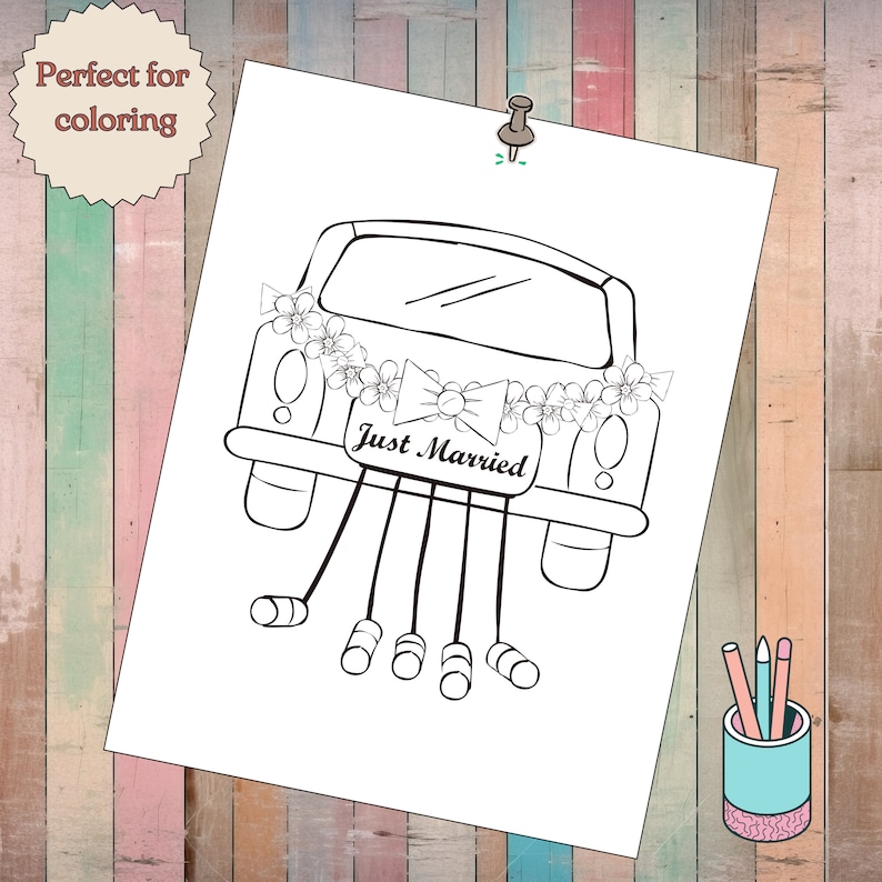 Puede incluir: Un dibujo en blanco y negro de un coche decorado con flores y un lazo. El coche tiene un cartel que dice "Just Married" y est&aacute; unido a una cadena de latas.