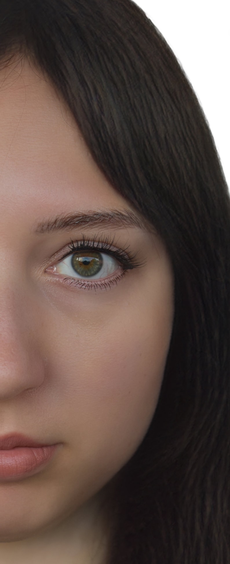Puede incluir: Primer plano de la cara de una mujer, mostrando su ojo izquierdo con iris verde y cabello largo casta&ntilde;o oscuro.