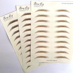 Puede incluir: Tres hojas de plantillas de cejas con el texto "Brow day" y "Everyday is a Browday" impreso en ellas. Las plantillas son para cejas "Stockholm-Small-Blonde" y presentan m&uacute;ltiples formas de cejas. La direcci&oacute;n del sitio web "www.brow-day.se" est&aacute; impresa en la parte inferior de las hojas.