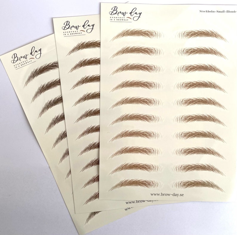 Puede incluir: Tres hojas de plantillas de cejas con el texto "Brow day" y "Everyday is a Browday" impreso en ellas. Las plantillas son para cejas "Stockholm-Small-Blonde" y presentan m&uacute;ltiples formas de cejas. La direcci&oacute;n del sitio web "www.brow-day.se" est&aacute; impresa en la parte inferior de las hojas.