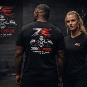 Puede incluir: Dos personas vistiendo camisetas negras con un logo que presenta una calavera, pesas y el texto "ZERO EXCUSE - Embrace the suck". El fondo incluye equipo de gimnasio y un póster a juego.