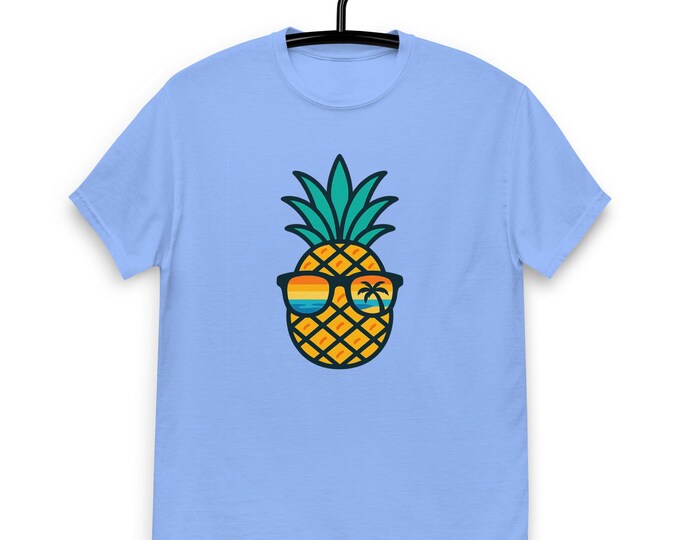 Unisex Pineapple Sunglasses Tee – Tropical Beach Reflection Graphic Shirt, Summer Vacation Top