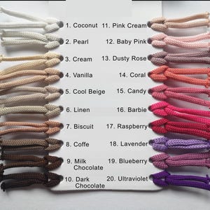 Op de afbeelding: Een kleurenkaart met 20 verschillende tinten koord, elk met een bijbehorende naam. De kleuren vari&euml;ren van lichte neutralen zoals Coconut en Pearl tot levendige tinten zoals Barbie en Ultraviolet. Het koord is strak geweven en lijkt gemaakt van een duurzaam materiaal.
