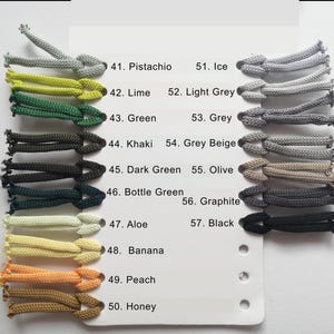 Op de afbeelding: Een kleurenkaart met verschillende veterskleuren. De kaart bevat kleuren zoals Pistache, Limoen, Groen, Kaki, Donkergroen, Flessegroen, Alo&euml;, Banaan, Perzik en Honing. Andere kleuren zijn Ijs, Lichtgrijs, Grijs, Grijsbeige, Olijf, Grafiet en Zwart.