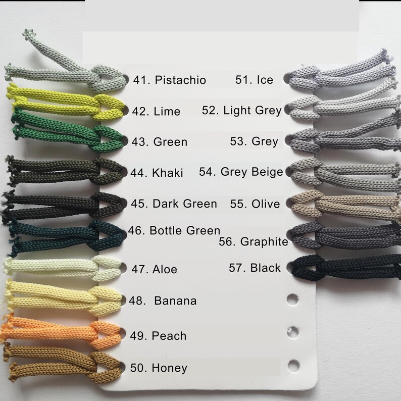 Op de afbeelding: Een kleurenkaart met verschillende veterskleuren. De kaart bevat kleuren zoals Pistache, Limoen, Groen, Kaki, Donkergroen, Flessegroen, Alo&euml;, Banaan, Perzik en Honing. Andere kleuren zijn Ijs, Lichtgrijs, Grijs, Grijsbeige, Olijf, Grafiet en Zwart.