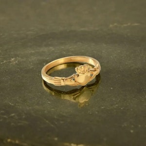 Sierlijke zilveren Claddagh-ring uit Ierland, Keltische ring, sterling zilver verguld in goud, cadeau voor haar, liefdessieraden afbeelding 3