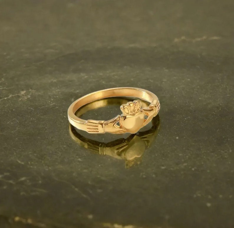 Sierlijke zilveren Claddagh-ring uit Ierland, Keltische ring, sterling zilver verguld in goud, cadeau voor haar, liefdessieraden afbeelding 3