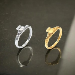 Sierlijke zilveren Claddagh-ring uit Ierland, Keltische ring, sterling zilver verguld in goud, cadeau voor haar, liefdessieraden afbeelding 1