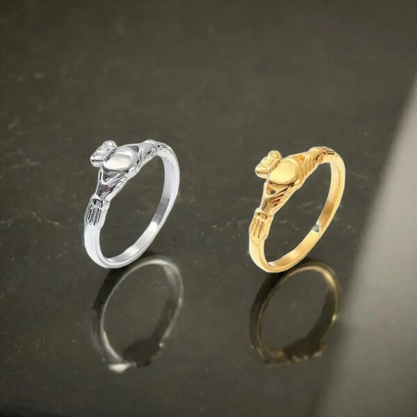 Zierlicher silberner Claddagh-Ring aus Irland, keltischer Ring, Sterlingsilber vergoldet, Geschenk für Sie, Liebesschmuck