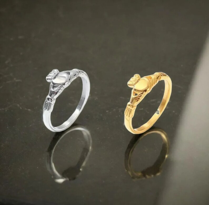 Sierlijke zilveren Claddagh-ring uit Ierland, Keltische ring, sterling zilver verguld in goud, cadeau voor haar, liefdessieraden afbeelding 1