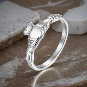 Sierlijke zilveren Claddagh-ring uit Ierland, Keltische ring, sterling zilver verguld in goud, cadeau voor haar, liefdessieraden afbeelding 4