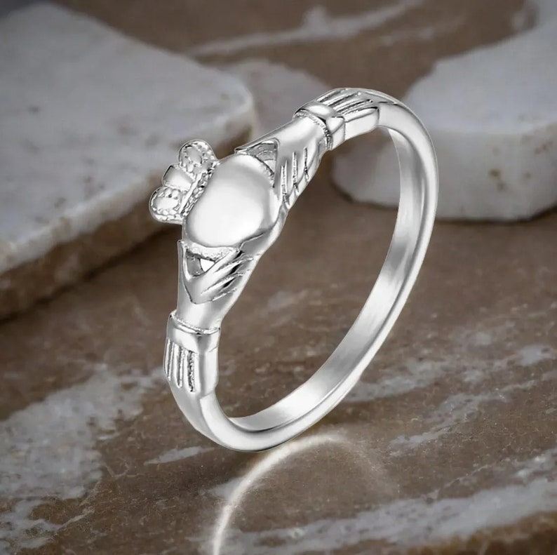 Sierlijke zilveren Claddagh-ring uit Ierland, Keltische ring, sterling zilver verguld in goud, cadeau voor haar, liefdessieraden afbeelding 4