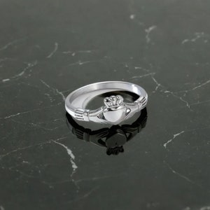 Anillo Claddagh de plata delicada de Irlanda, anillo celta, plata de ley chapada en oro, regalo para ella, joyas de amor imagen 5