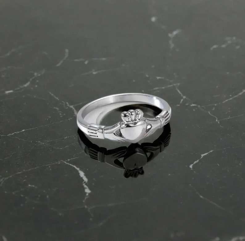 Sierlijke zilveren Claddagh-ring uit Ierland, Keltische ring, sterling zilver verguld in goud, cadeau voor haar, liefdessieraden afbeelding 5