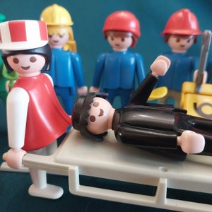 14 figuras Playmobil vintage coloridas con sombreros y accesorios - 1974, muy buen estado de uso