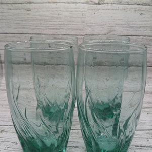 Vintage Central Park Green Glass Optical Swirl Glasses by Anchor Hocking - Set of 4