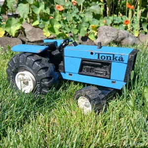 1970&#39;s Tonka Pressed Metal Blue Toy Farm Tractor #51001