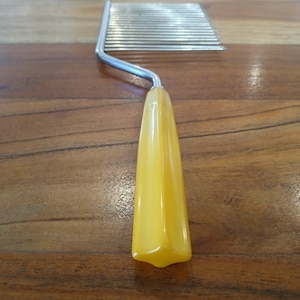 Vintage Cake Breaker with Butterscotch Bakelite Handle
