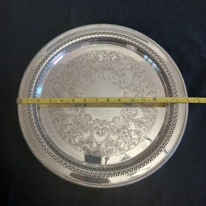 Vintage WM Rogers Silbertablett, Modell # 162, reich verziertes Serviertablett mit netzartigen Kanten und geätzter Mitte