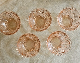 Małe miski sałatkowe KIG Indonesia Rose Pink, różowe szkło depresyjne, szkło vintage, przybory kuchenne
