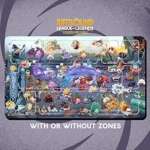 Op de afbeelding: Een rechthoekige speelmat voor het "Riftbound League of Legends Trading Card Game". De mat heeft een gedetailleerde illustratie van verschillende spelkarakters en zones, met de tekst "WITH OR WITHOUT ZONES" onderaan. De bovenkant van de mat heeft het logo van het spel.