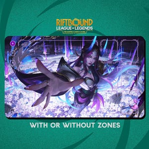 Peut inclure: Tapis de jeu Riftbound League of Legends. Il présente une illustration violette et blanche d'un personnage aux longs cheveux violets et une main tendue. Le texte "WITH OR WITHOUT ZONES" est en bas.