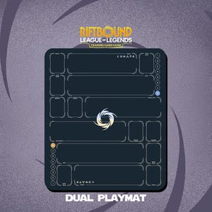 以下が含まれることがあります： League of Legendsのトレーディングカードゲーム用の濃い青色のデュアルプレイマット。マットは、指定されたゾーンと上部のゲームのロゴを備えたレイアウトが特徴です。マットの底には「DUAL PLAYMAT」と書かれています。