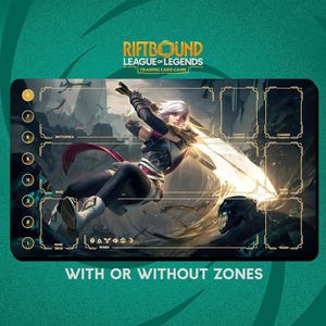Op de afbeelding: Een Riftbound League of Legends trading card game speelmat. De mat toont een dynamische illustratie van een personage met een zwaard, tegen een fantasie-achtergrond. De tekst "WITH OR WITHOUT ZONES" staat onderaan.