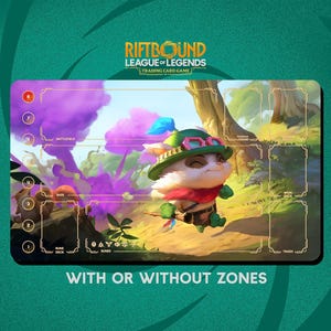 以下が含まれることがあります： Riftbound League of Legendsのトレーディングカードゲームプレイマット。緑の帽子と赤いスカーフを身に着けた、笑顔の漫画のキャラクターが特徴です。マットにはカード用のゾーンがあり、「WITH OR WITHOUT ZONES」というテキストがあります。