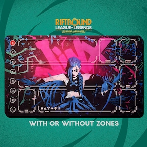 Op de afbeelding: Een rechthoekige speelmat voor het "Riftbound League of Legends Trading Card Game". De mat heeft een levendig ontwerp met een centrale illustratie van een personage met blauw haar en kleding. De mat bevat zones voor gameplay en de tekst "WITH OR WITHOUT ZONES."