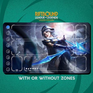 Könnte beinhalten: Riftbound League of Legends Trading Card Game Spielmatte. Enthält eine Fantasy-Illustration eines weiblichen Charakters mit blauem Bogen und Pfeil. Zonen für Runen, Basis, Schlachtfeld und Hauptdeck. Text "WITH OR WITHOUT ZONES".
