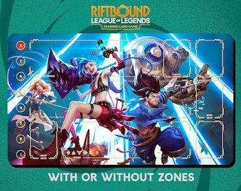 Op de afbeelding: Een League of Legends trading card game speelmat met levendige illustraties van gamekarakters. De mat heeft een blauw en wit ontwerp met speelzones en de tekst "WITH OR WITHOUT ZONES". De mat heeft het logo "RIFTBOUND LEAGUE OF LEGENDS TRADING CARD GAME".