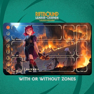 Puede incluir: Una alfombrilla de juego rectangular para el juego de cartas coleccionables "Riftbound: League of Legends". La alfombrilla presenta una vibrante ilustración de un personaje femenino con cabello rosado, ambientada en una escena de batalla en llamas. La alfombrilla incluye zonas de juego y el texto "WITH OR WITHOUT ZONES".