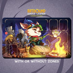 Puede incluir: Alfombrilla de juego de cartas coleccionables Riftbound League of Legends con un personaje de dibujos animados con sombrero verde y gafas. La alfombrilla tiene zonas para cartas y el texto "WITH OR WITHOUT ZONES".