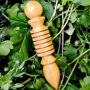High end &quot;Sovereignty&quot; pendulum in Indian satinwood, 9.7x 1.9 centimeters, 19 grams
