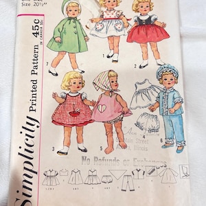 Peut inclure: Patron imprimé Simplicity vintage 4652 pour une poupée, taille unique, 52.07 cm. Le patron présente des illustrations de poupées dans diverses tenues, dont des robes, un manteau et un pyjama. Le patron comprend le texte "Ann Fabrics" et "No Refunds or Exchanges."