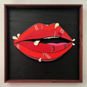 Può includere: Un set di tre tazze in ceramica con finitura opaca e macchiettata. Le tazze sono nei toni del crema, grigio chiaro e grigio scuro. Ogni tazza ha un design semplice e minimalista, perfetto per caffè o tè.