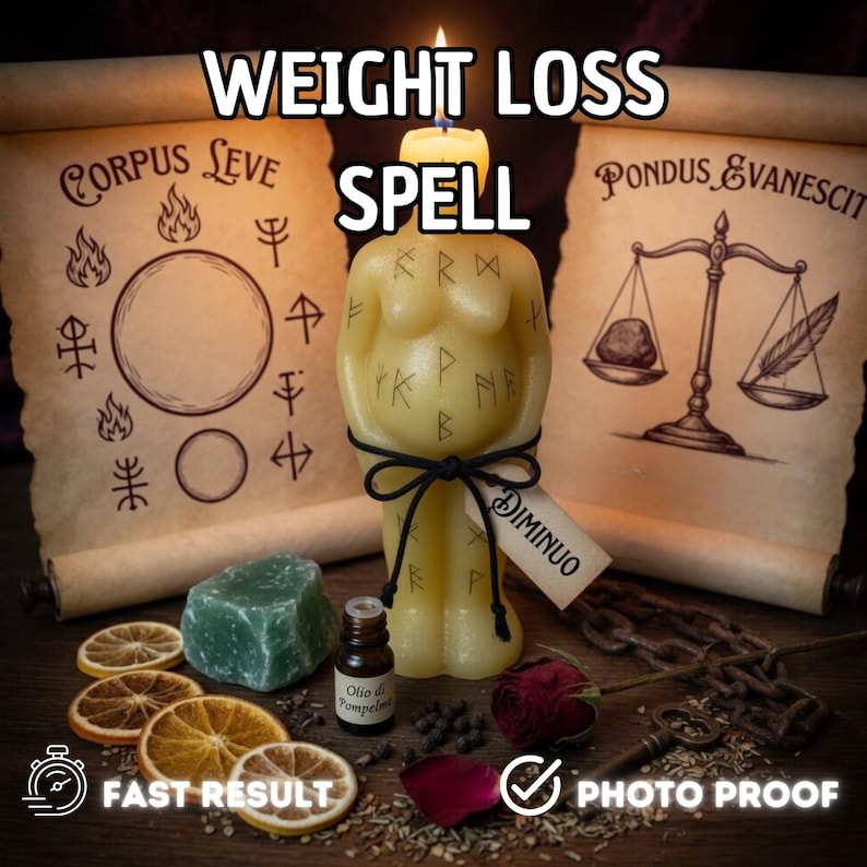 Pu&ograve; includere: Una candela gialla a forma di torso, con la scritta "Weight Loss Spell", &egrave; il punto focale. &Egrave; adornata con rune e legata con un nastro nero. L'immagine include pergamene, erbe, una piccola bottiglia e i testi "Fast Result" e "Photo Proof".