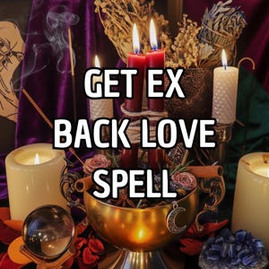 Puede incluir: Una composición mística con velas encendidas, un cuenco dorado y cristales. El texto "GET EX BACK LOVE SPELL" se muestra en blanco. Hay velas rojas y blancas encendidas, y el cuenco contiene flores y especias. El fondo presenta telas moradas y verdes.