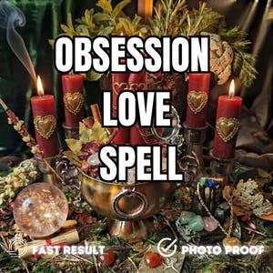 Op de afbeelding: Vier rode stompkaarsen met gouden hart-emblemen staan rond een centrale koperen schaal gevuld met gedroogde kruiden en kristallen. De tekst OBSESSION LOVE SPELL staat in het midden, met FAST RESULT en PHOTO PROOF onderaan.